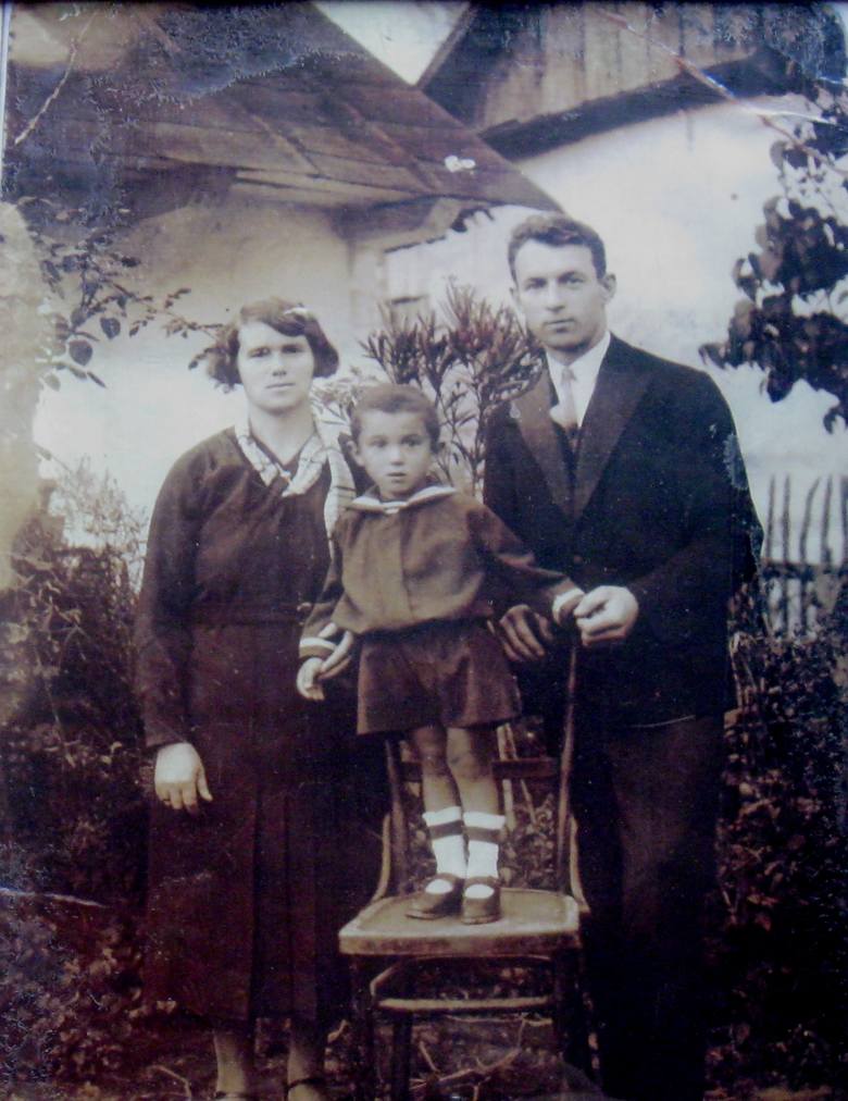 Stasio Brudny w wieku 4 lat, z rodzicami przed domem w Pilźnie