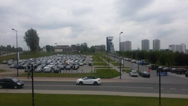 Strefa Kultury w Katowicach. Widać rozdeptany trawnik między parkingiem a ulicą Olimpijską