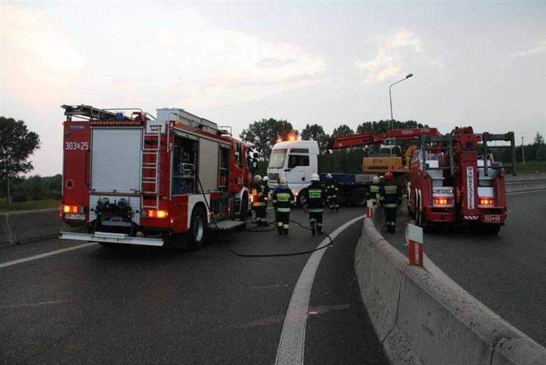 Wypadek ciężarówki na węźle autostrady A4 w Prądach nto.pl
