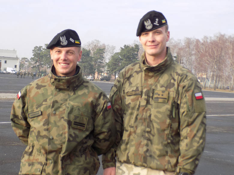 Podporucznik Adrian Karolczuk ze Świętoszowa i kapral Jacek Ogorzałek cieszą się z powrotu do kraju, do rodzin i kolegów.