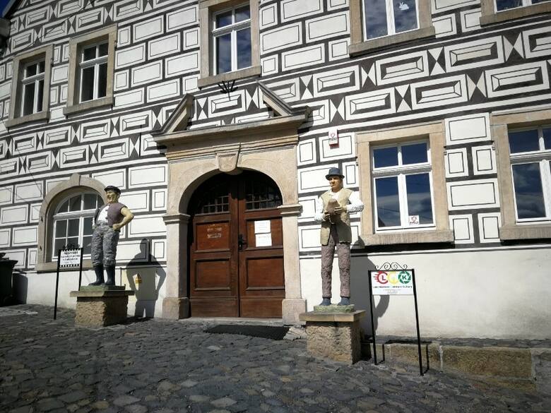 W Lubomierzu kręcono sceny do kultowego filmu "Sami swoi". To dlatego figury Kargula i Pawlaka znajdują się przed drzwiami wejściowymi.