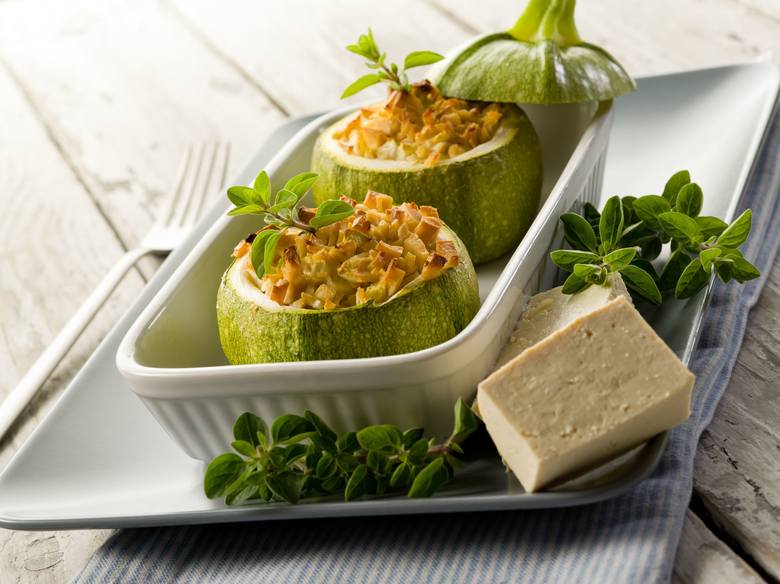 Nadziewane warzywa to wygodny posiłek diety Eco-Atkins. Do farszu można dodać np. soczewicę, posiekane orzechy lub pokruszone tofu.