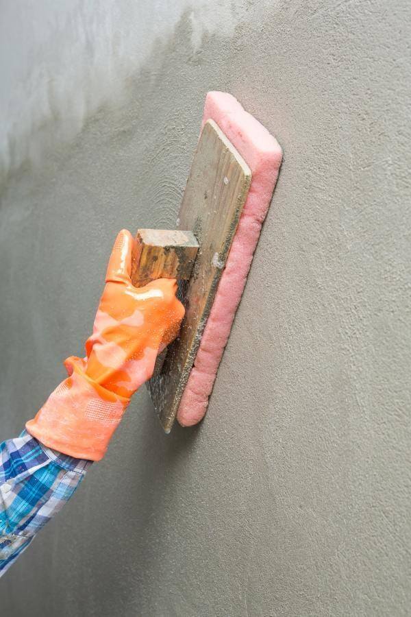 Po nałożeniu tynku należy pomalować ścianę odpowiednim preparatem .