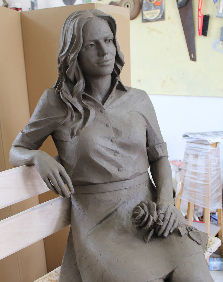 Gliniany model Beaty z Albatrosa gotowy był już w połowie lipca. Muzą rzeźbiarza była laureatka naszego plebiscytu - Barbara Bujnowska