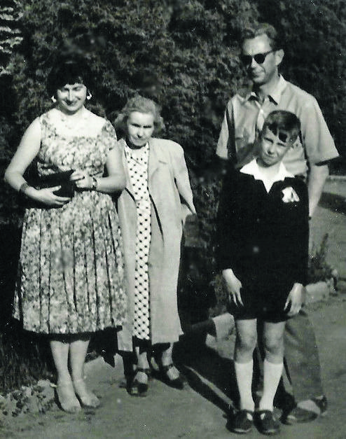 Około 1960 r. Danuta z mamą, mężem i synem 