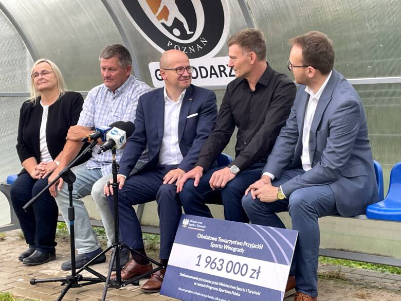 Ewa Jemielity, Lechosław Rybak, Bartłomiej Wróblewski, Andrzej Juskowiak i Mateusz Rozmiarek, spotkali się na stadionie TPS Winogrady, aby ogłosić sukces,