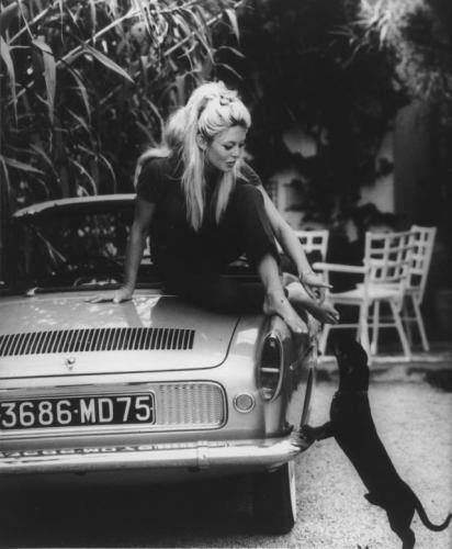 Fot. Renault: Samochód służy nie tylko do jeżdżenia. Na zdjęciu słynna w latach 60. aktorka BB.