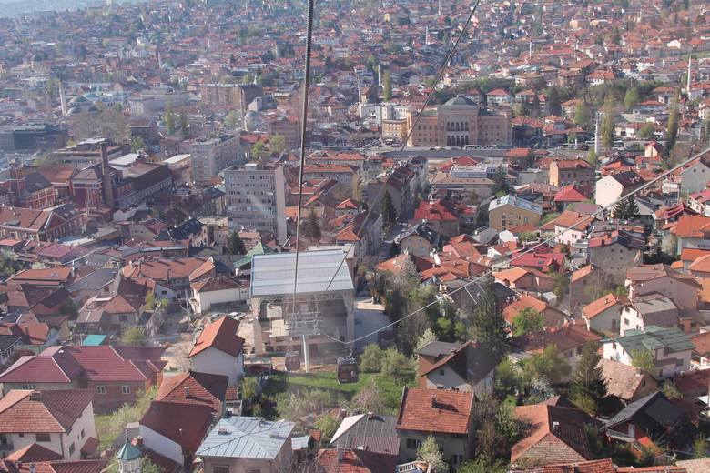 Kolejka na Trebević została unieruchomiona wiosną 1992 roku. Później stała się symbolem zniszczonego przez wojnę Sarajewa. Udało się ją odbudować dzięki wsparciu finansowemu pewnego holenderskiego uczonego, którego żona z Sarajewa pochodzi. Kolejka ruszyła w kwietniu 2018 roku.