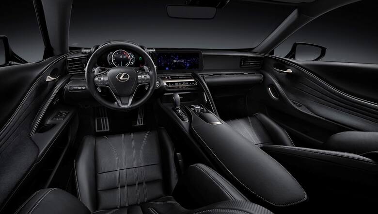 W kabinie modeli LC z roku modelowego 2024 najbardziej zauważalna zmianą będzie nowy, większy ekran systemu multimedialnego Lexus Link Pro