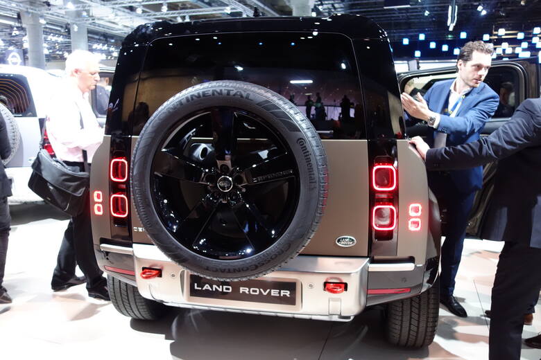 Land Rover Defender Gama modeli obejmuje Defender, S, SE, HSE, First Edition oraz topowy model Defender X. Jak zapowiada producent, nabywcy będą mogli
