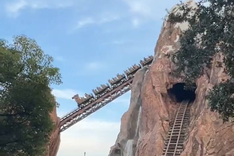 Kolejka górska utknęła z ludźmi na pokładzie w parku Disneya na Florydzie