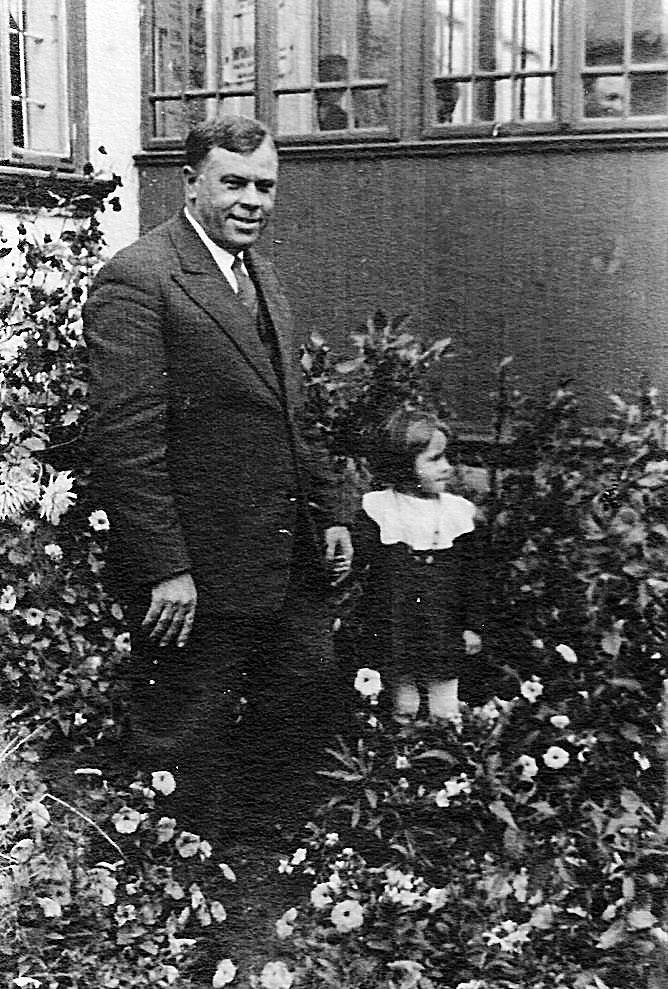 Tomasz Chmurkowski – naczelnik poczty w Międzyrzecu Koreckim, a po wojnie we Wrocławiu, ze swoją córką Jadwigą, strażniczką pamięci o rodzinnych stronach, rok 1936.<br /> 