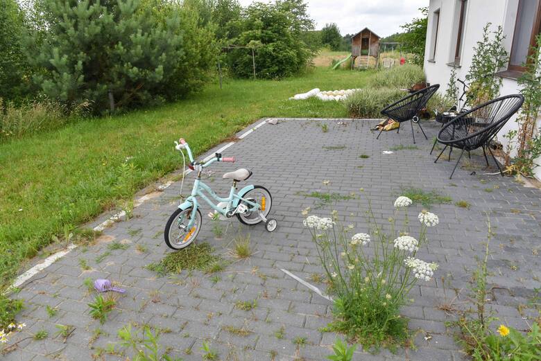 Zwłoki 3-letneij Mai odkryto w domu w Szabdzie pod Brodnicą 23 czerwca 2022 roku. Leżały zawinięte w dywan w dziecięcym łóżeczku. Za zabójstwo córki