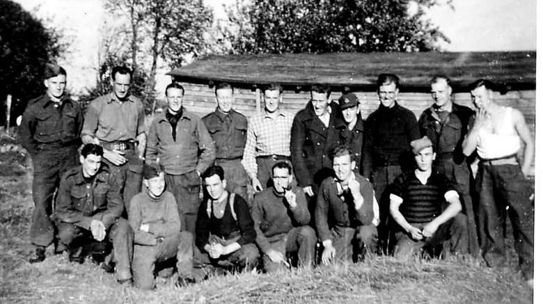 Signalman Edward Walter Smith (w drugim rzędzie, szósty z lewej)  wśród jeńców Stalagu XXA w Toruniu