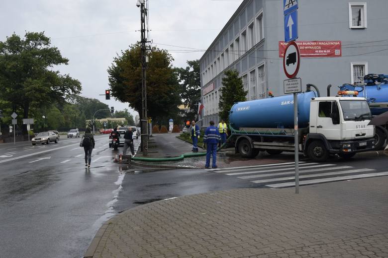 Deszcze spowodowały, że w poniedziałek, 16 lipca, woda zalała ulicę Sienkiewicza przy poczcie głównej. Okazało się, że była zatkana kanalizacja w ulicy. Ekipa Spółki Wod-Kan walczyła z nią od południa prawie do godz. 15. Udało się.