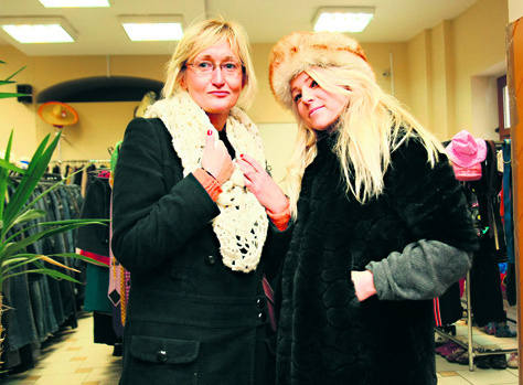 Anna Lasek (z lewej) i Kasia Zdrojewska kupiły szal i futrzaną czapkę.