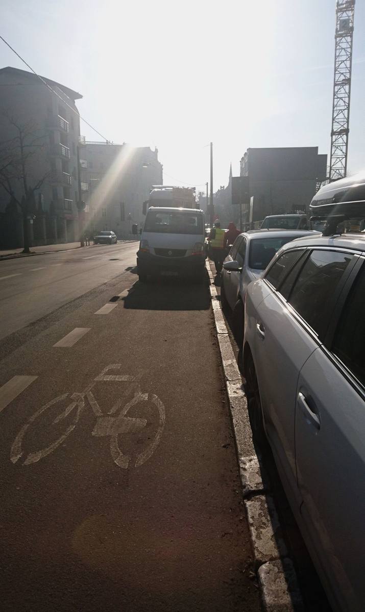 Poznań: Mieszkaniec walczy z samochodami parkującymi na drodze rowerowej przy ul. Mostowej