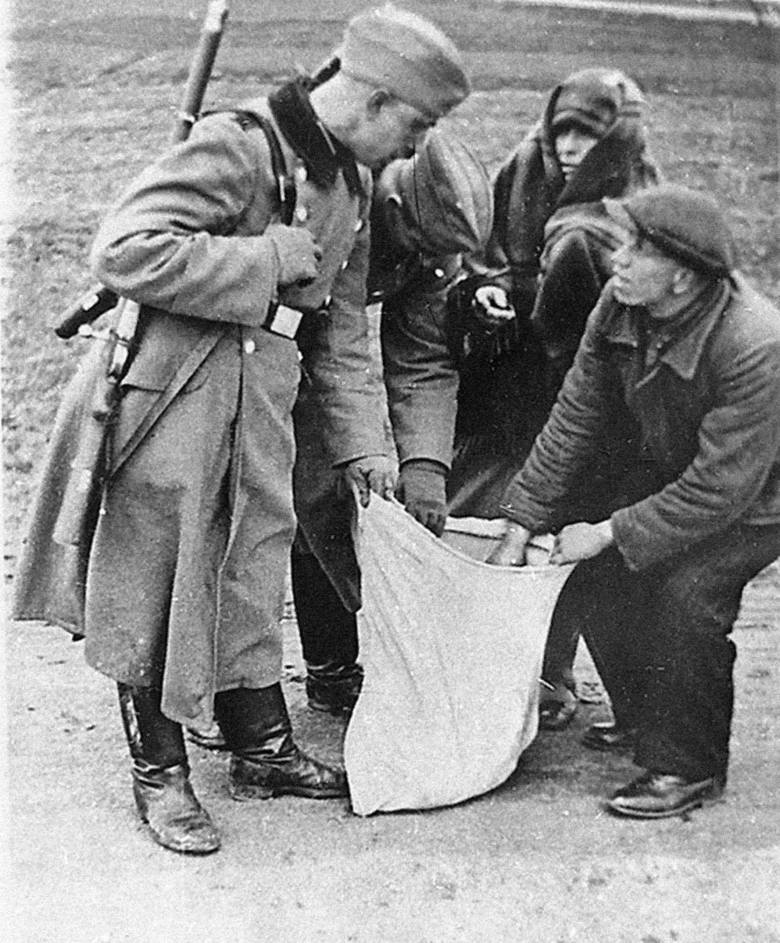 Niemiecka obława na Kercelaku, największym z warszawskich targowisk (12 maja 1942 r.)