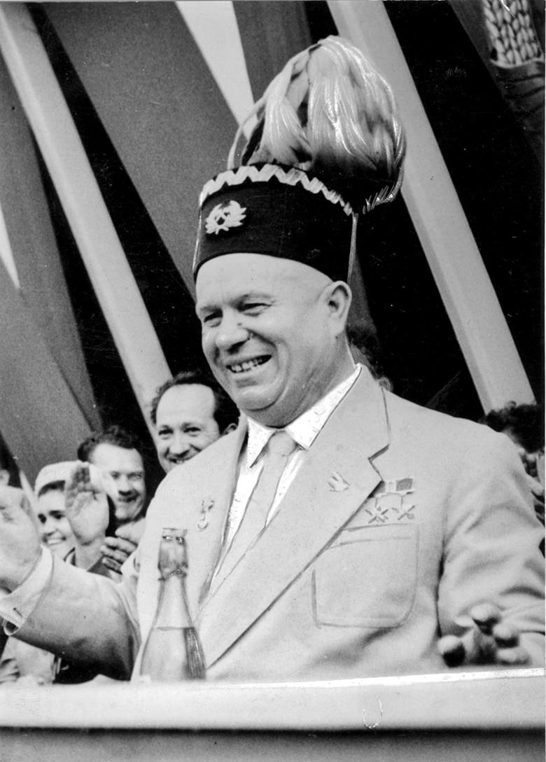 Rok 1959. Nikita Chruszczow przyjechał do Polski z okazji 15-lecia Polski Ludowej. W towarzystwie Władysława Gomułki i Edwarda Gierka objeżdżał Śląsk