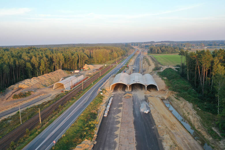 W ramach kontraktów powstanie siedem węzłów drogowych, z czego cztery na odcinku Świnoujście - Dargobądz i trzy na odcinku Dargobądz - Troszyn. Budowa