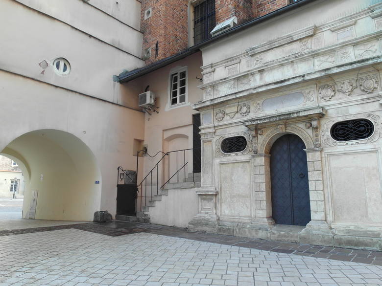 Drzwi do kaplicy ufundowanej przy kościele św. Barbary przez kupców Więckowicza i Raysika. Po lewej przejście z pl. Mariackiego na Mały Rynek