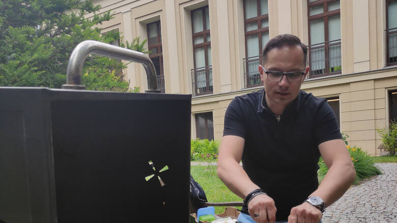 Naukowiec z Uniwersytetu Medycznego rozpala grilla i tłumaczy, jak grillować zdrowo