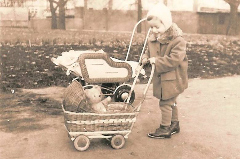 Na spacery często chodziło się do parku Róż. Mała Beatka zabierała ze sobą wózek, w którym woziła lalki lub misie.
