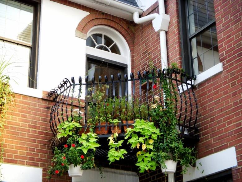 Udekorowanie balkonu kwiatami, postawienie mebli, czy prace polegające na odświeżeniu wyglądu balkonu, można przeprowadzać swobodnie.
