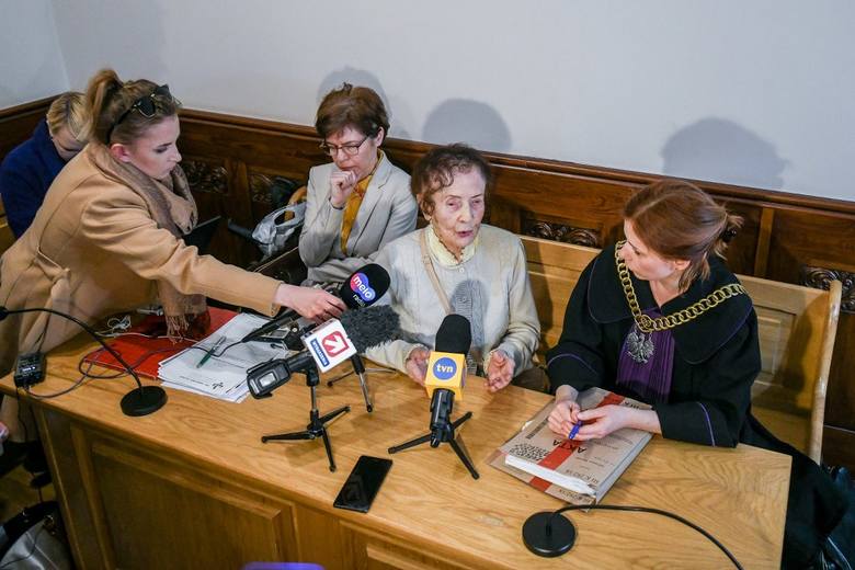 Sąd Rejonowy w Poznaniu: 101-letnia kobieta oskarża właściciela kamienicy o próbę oszustwa