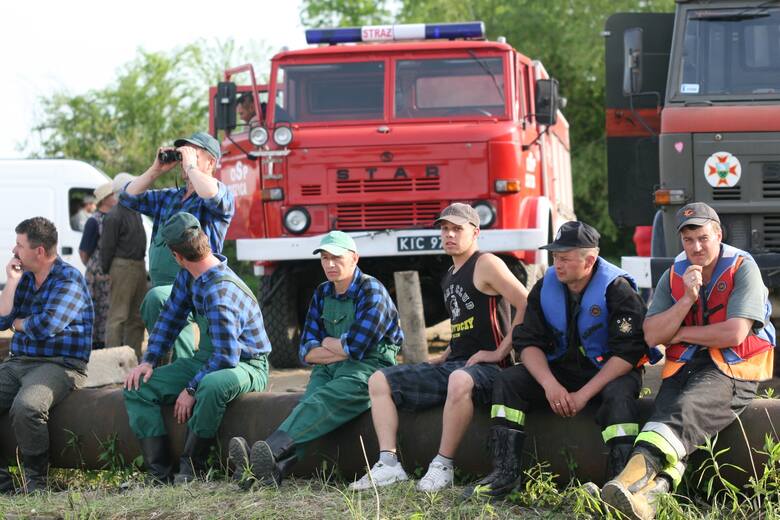 Tragedia w Piasecznie wydarzyła się 11 maja 2011 roku. Na miejscu przez kilka dni prowadzono działania, mające na celu odnalezienie górnika, a później