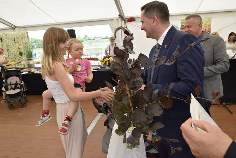 Nad skierniewickim zalewem prezydent Krzysztof Jażdżyk tradycyjnie podczas obchodów Dnia Dziecka wręczył najmłodszym skierniewiczanom sadzonki dębu. W tym roku Drzewko Życia otrzyma ponad 520 skierniewiczan, którzy urodzili się w roku ubiegłym.