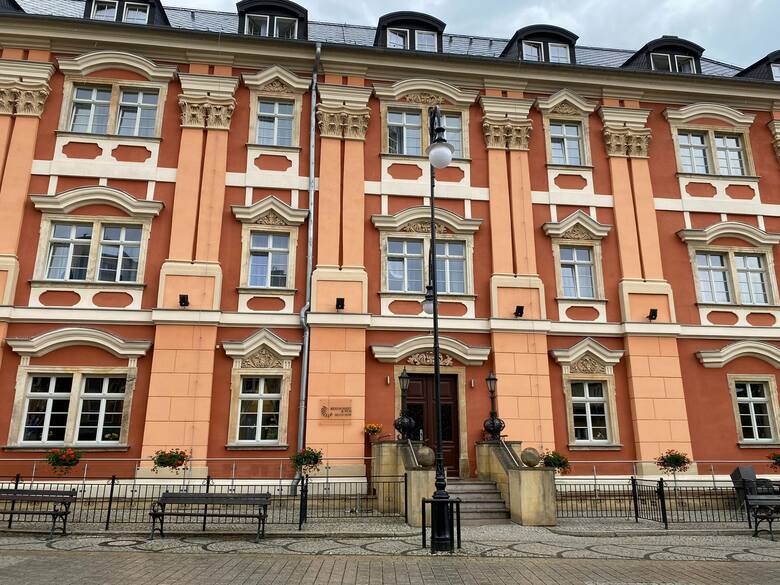 W przeszłości mieściło się tu klasztorne uzdrowisko, a sam obiekt jest najstarszym świeckim budynkiem w Cieplicach. Dziś pełni funkcję hotelu &g
