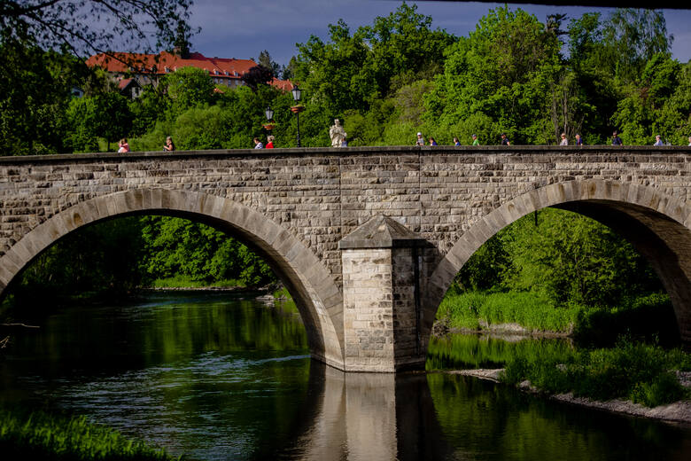Nad Nysą Kłodzką w Bardzie rozpięty jest Stary Most - kamienny, gotycki, ukończony w XVI.