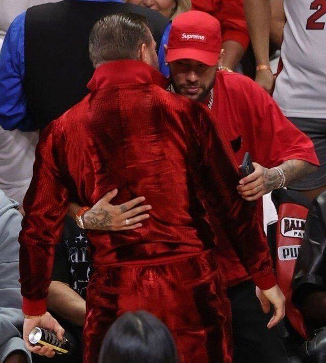 Neymar wida się z wojownikiem UFC Conorem McGregorem podczas meczu finałów NBA Denver Nuggets z Miami Heat