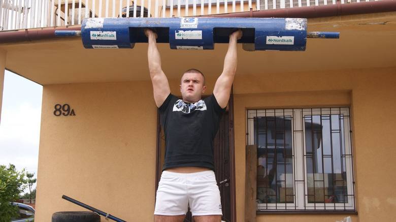 Rafał Koczywąs, 23-latek z os. Rawka w Skierniewicach, trenuje przed zawodami strongman 26 lipca