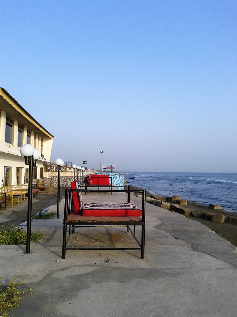 Na hotelowym fotelu można usiąść i podziwiać Morze Kaspijskie