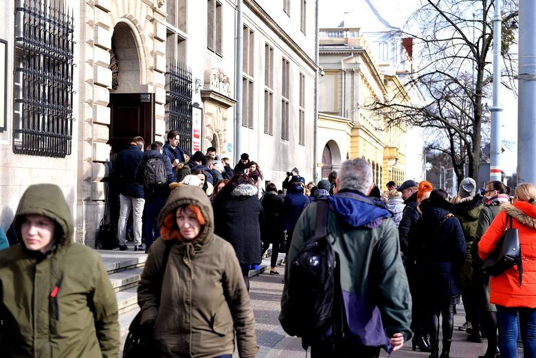 Alarm i ewakuacja w Sądzie Okręgowym w Gdańsku 26.02.2020. Pojawiła się informacja o możliwej bombie