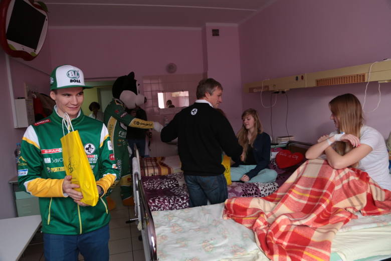 Falubazowi Mikołaje odwiedzili małych pacjentów w zielonogórskim szpitalu. 
