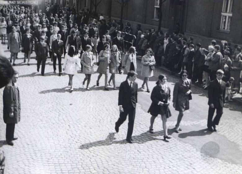 Był okres, gdy pochód 1-majowy w Oświęcimiu odbywał się ul. Dabrowskiego