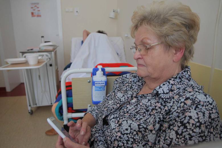 Krystyna Błotna uważa, że aplikacja to dobre rozwiązanie dające poczucie bezpieczeństwa po opuszczeniu szpitala
