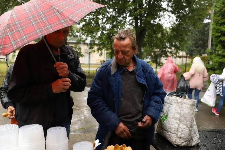 To nie tylko spór o igloo. Jak pomagać bezdomnym na ulicy? "Serce Torunia" i inni