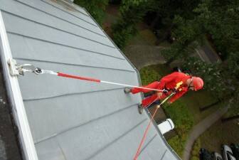Bezpieczeństwo na dachu - zabezpieczenie pracy dekarza
