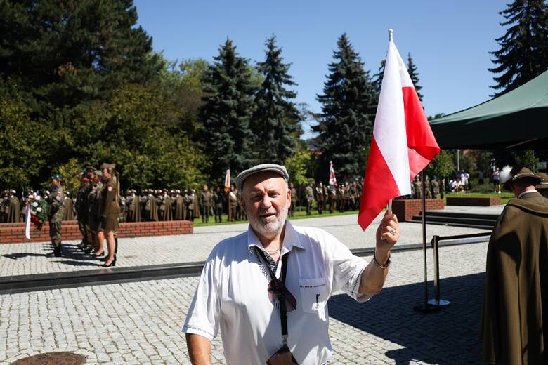 We wtorek 15 sierpnia o godz. 11:00 przed pomnikiem Sikorskiego w Parku Polonii z Macierzą w Rzeszowie odbyły się obchody Święta Wojska Polskiego.