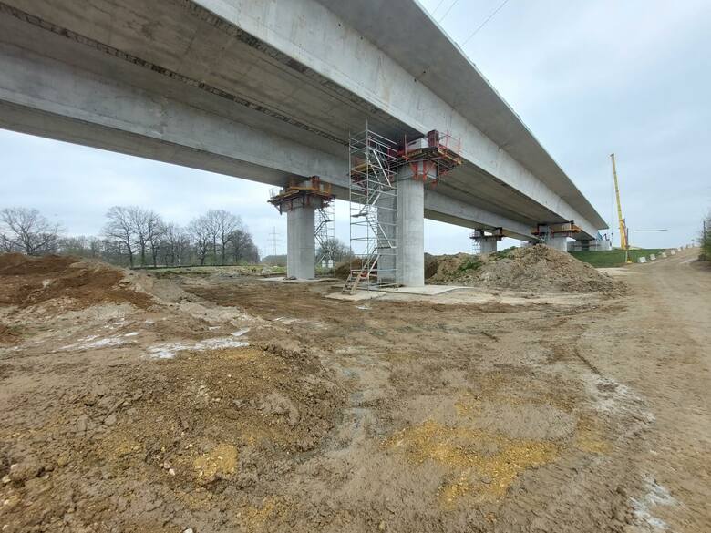 Zakończyła się budowa konstrukcji mostu nad Wisłą w ciągu powstającej obwodnicy Oświęcimia. Przeprawa połączyła brzegi rzeki i Małopolskę ze Śląskie