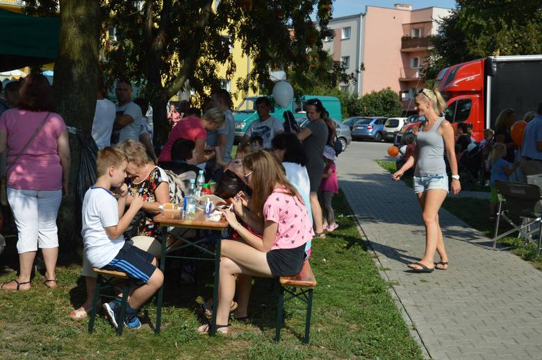Piknik rodzinny na osiedlu H. Dąbrowskiego w Łowiczu [Zdjęcia]