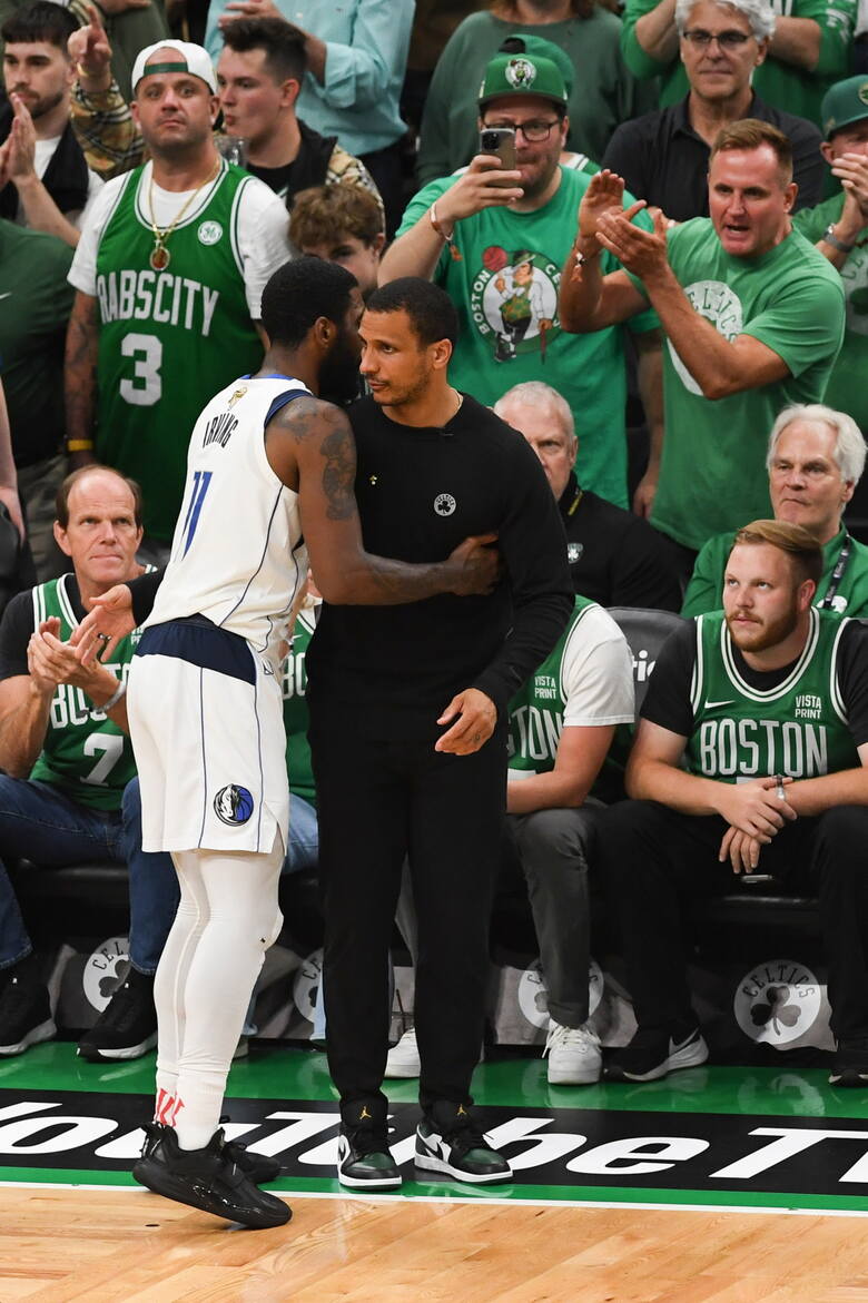 Gwiazda Dallas Mavericks Kyrie Irving (z lewej) gratujująca zwycięstwa i zdobycia tytułu NBA trenerowi Boston Celtics Joe'owi Mazzulli
