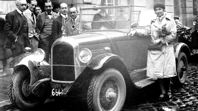 Samochód stanowił zupełny luksus. W 1924 roku było ich zaledwie 7,5 tysiąca sztuk.  Niestety, nie miały one gdzie jeździć. W dawnej Kongresówce drogi były nieliczne – na ścianie wschodniej praktycznie nie istniały. Kierowcy jeżdżący po galicyjskich trasach musieli się przestawić na ruch...