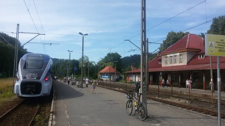 Mimo długiego czasu przejazdu, wielu turystów ze Śląska i Zagłębia do Wisły dociera właśnie pociągiem. Dlatego remont w środku wakacji spowoduje sporo zamieszania .