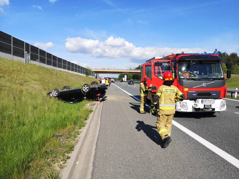 Wypadek pod Tarnowem. Dachowanie na autostradzie A4