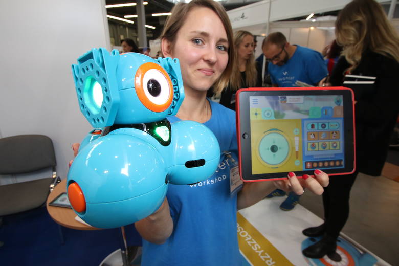 Prezentowany przez Magdalenę Niklas z Wonder Polska robot uczy dzieci programowania i urozmaica tradycyjne lekcje